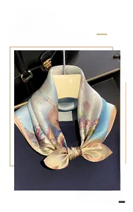Dettaglio del foulard in seta con stampa artistica a olio e trama quadrata da 53cm