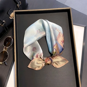 Sciarpa in seta con stampa artistica stile pittura a olio e nodo a farfalla chic