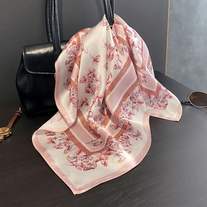 Foulard élégant en soie à motif papillons drapé sur un sac en cuir chic et luxueux