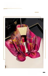 Gros plan d'un foulard en soie aux motifs de roses élégants sur un mannequin blanc