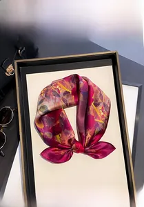 Détail d'un foulard de luxe en soie de mûrier avec imprimé rose dans son coffret