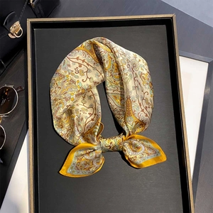 Luxuriöses Seidenquadrat mit Vintage-Paisley-Blumenmustern in warmem Gelb für Damen