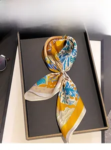 Détail macro du foulard en soie de mûrier 100% avec imprimés floraux et perle