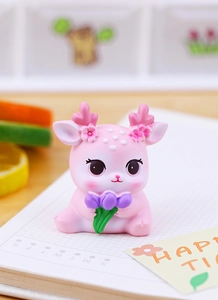 Nahaufnahme einer rosa Rehkitz-Figur aus Harz mit Blumendetails für die Desktop-Deko