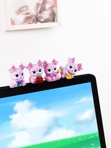 Nahaufnahme von vier rosa Rehfiguren mit Ping'an-Apfeldekor auf einem Computermonitor