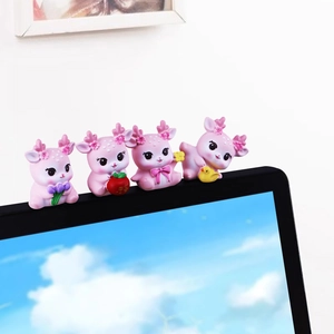 Set mit 4 niedlichen rosa Hirschfiguren aus Harz für Monitore und Autodekoration