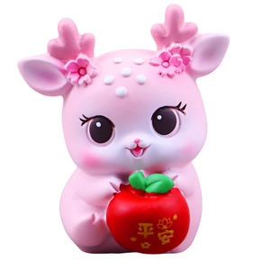 Rosa Comic-Hirschfigur mit rotem Apfel und Friedenssegen auf weißem Hintergrund