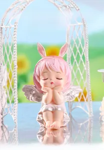 Détail de figurine Annie en vinyle avec cheveux roses, oreilles de lapin et ailes