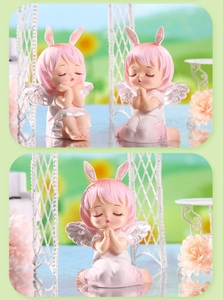 Gros plan de figurines d'ange rose avec oreilles de lapin pour décoration de gâteau d'anniversaire