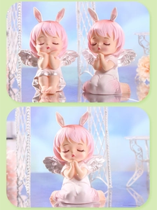Détail de décoration de gâteau ange aux oreilles de lapin roses et ailes argentées féeriques