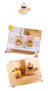 Makroaufnahme süßer Capybara Harzfiguren mit Glückshut und Freizeit-Accessoires