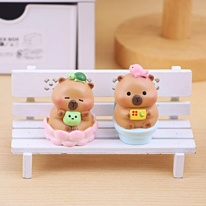Niedliche Capybara Mini-Resin-Figuren für Schreibtisch und Auto auf einer Holzbank