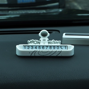 Auto Parkschild mit 3D Astronautenfigur und Moon Night Design für das Armaturenbrett