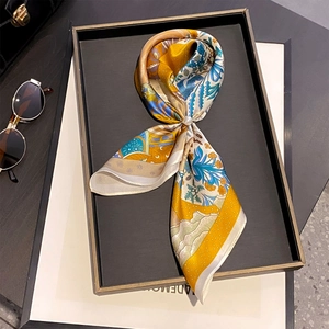 Élégant foulard en soie avec motifs floraux, accessoire bague perle et tons bleu et jaune