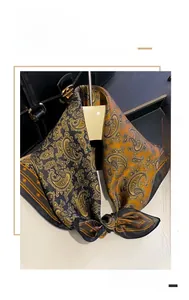 Détail d'un foulard en soie de mûrier à motif paisley sur un sac en cuir élégant