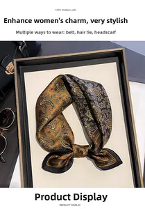 Détail d'un foulard en 100% soie de mûrier avec motif paisley noué autour du cou