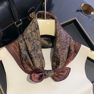 Carré de soie 100% mûrier élégant avec imprimé paisley violet noué en un nœud