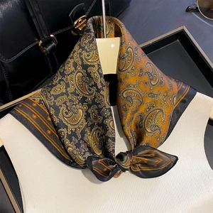 Carré de soie 100% mûrier élégant avec motif paisley en teintes dorées et brunes rétro