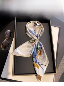 Détail d'un foulard en soie de mûrier 100% avec imprimé peinture à l'huile