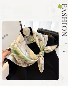 Détail d'un foulard en soie haut de gamme avec des imprimés floraux et de libellules