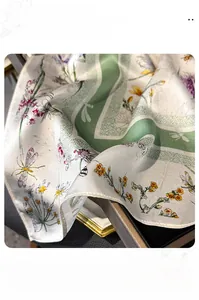 Gros plan détaillé des bordures roulottées d'un foulard en soie aux motifs floraux