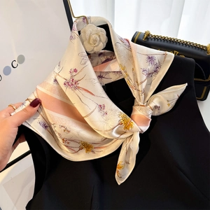 Gros plan d'un foulard en soie à fleurs élégant noué autour du cou pour le style