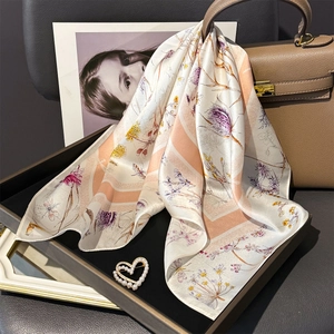 Carré de soie 100% mûrier élégant avec rayures roses et motifs botaniques floraux