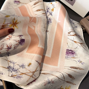 Gros plan d'un foulard en soie léger avec imprimés floraux et motifs de libellules