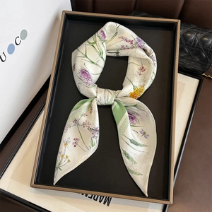 Carré en soie 100% vintage français avec imprimé fleurs sauvages sur fond blanc cassé