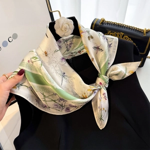Élégant foulard 100% soie de mûrier avec imprimé floral vintage sur blanc perle