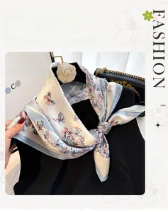 Détail d'un foulard en soie à imprimé papillons noué élégamment sur un vêtement