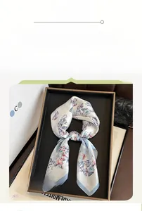 Détails de texture d'un foulard carré en soie de 65cm avec motifs papillons
