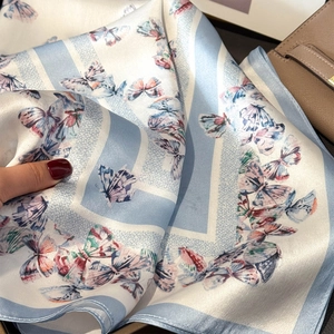 Écharpe élégante en soie avec imprimé papillon et rayures bleues sur tissu de luxe