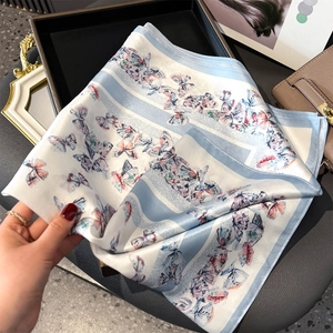 Carré en soie élégant avec imprimé papillon coloré et bordure à rayures bleu clair