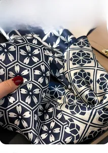 Vista macro di un foulard di seta con stampa floreale fine e trame eleganti