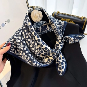 Sciarpa in 100% seta di gelso blu e bianca con motivi a fiori di ciliegio e geometrici