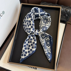 Elegante foulard in 100% seta di gelso con motivi floreali e geometrici blu e bianchi
