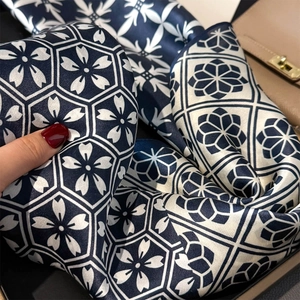 Foulard quadrato in seta di gelso premium con motivi floreali vintage in blu e crema