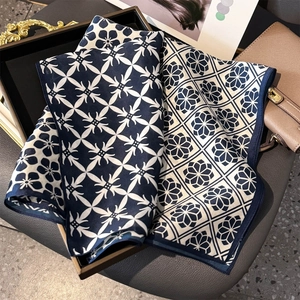 Sciarpa in 100% seta di gelso premium con stampe floreali e bordi arrotolati a mano