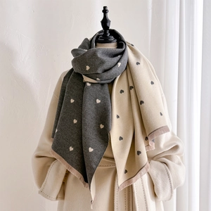 Double-sided heart jacquard scarf with tassels in grey and cream for winter warmth