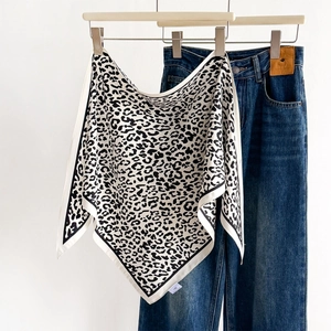 Frühlings-Seidenschal mit Leopardenmuster kombiniert mit Jeans auf Kleiderbügel