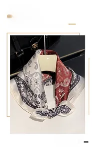 Dettaglio di un foulard in 100% seta di gelso con motivo paisley vintage grigio argento