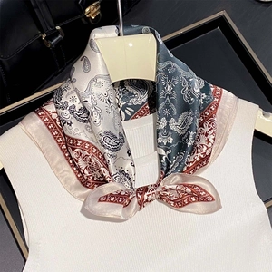 Elegante foulard in seta 100% con motivo paisley e finitura satinata lucida