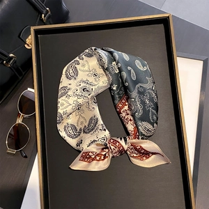 Elegante foulard in seta 100% gelso con stampa paisley su vassoio decorativo nero