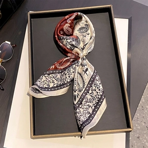Sciarpa in seta di gelso con motivo paisley e fibbia con perla elegante