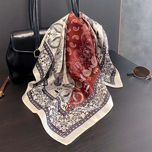 Foulard in seta di gelso 100% di alta qualità con motivo Paisley su borsa a mano