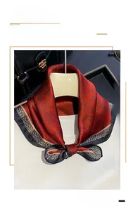 Dettaglio di un foulard di seta con motivo paisley rosso e bordo con stampa leopardata