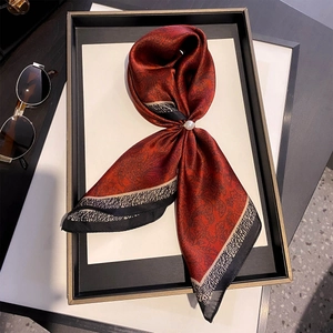 Elegante sciarpa in seta rossa con stampe paisley e leopardate e fibbia in perla di lusso