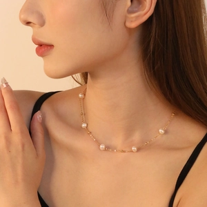 Collier élégant en acier inoxydable plaqué or 18K avec perles d'eau douce naturelles