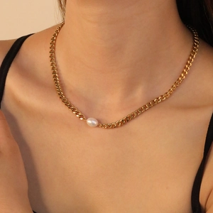 Collier chaîne Cuban plaqué or 18 carats avec une perle d'eau douce sur un mannequin